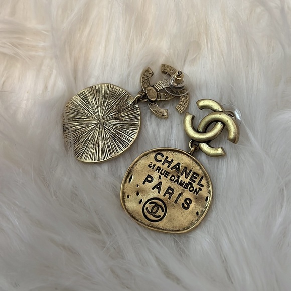 Vintage CHANEL CC rue cam on Paris earrings Gold - Picture 4 of 4